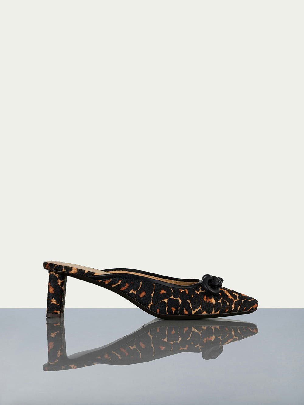 shoe side view alt:size